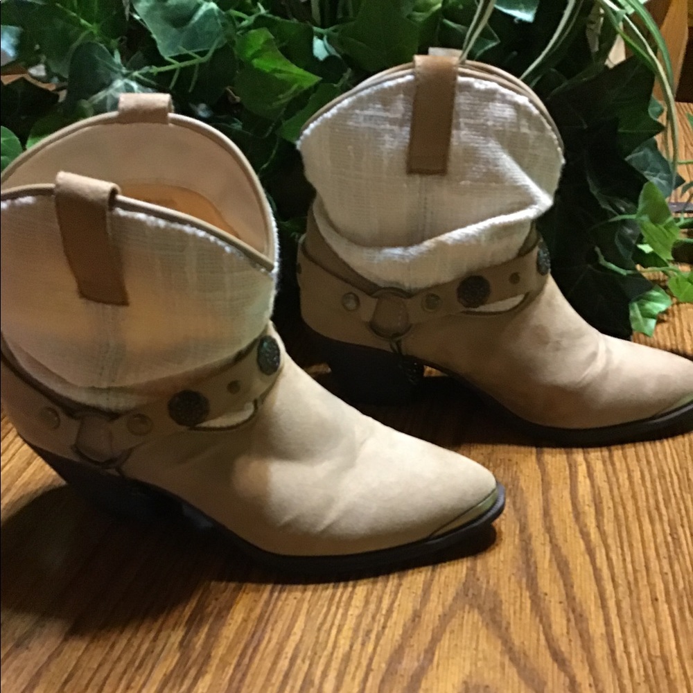 Women’s size 6. 2 inch heel Dingo boots